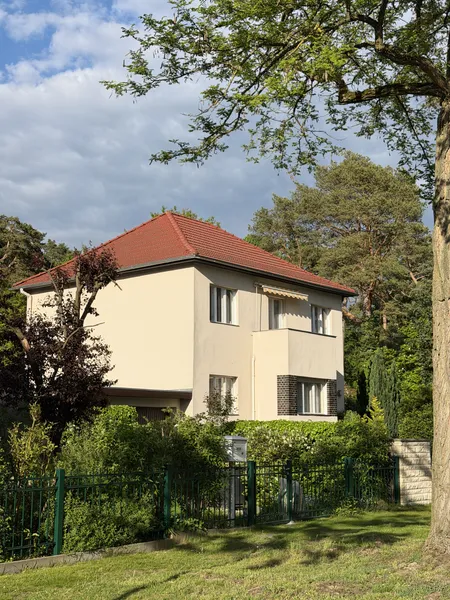Teilmöbliertes Zuhause mit drei Zimmern und moderner Ausstattung in Berlin — photo 1